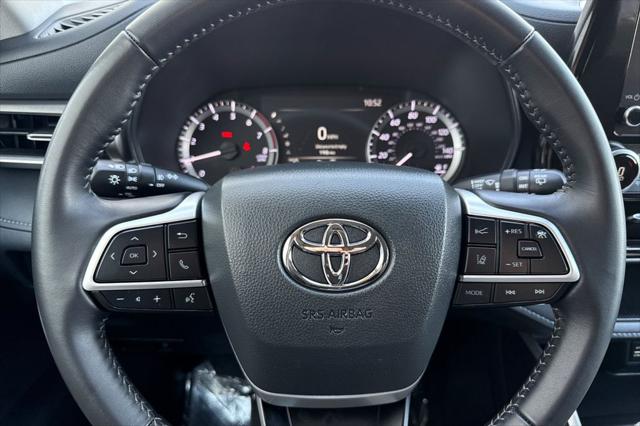 2025 Toyota Highlander LE - Photo 28