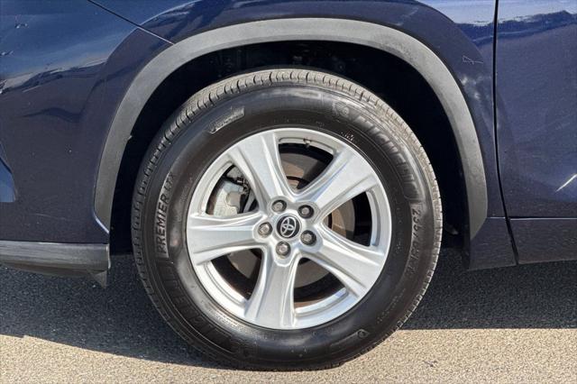 2025 Toyota Highlander LE - Photo 30
