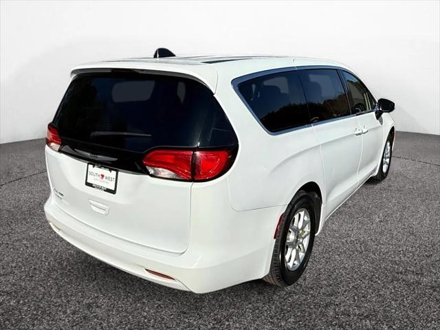 2022 Chrysler Voyager LX