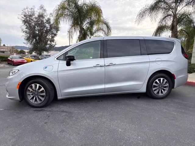 2024 Chrysler Pacifica Hybrid Select