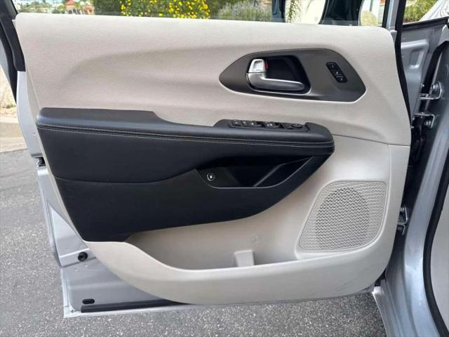 2024 Chrysler Pacifica Hybrid Select