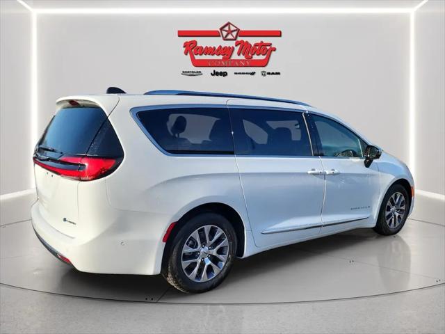 2025 Chrysler Pacifica Hybrid Pinnacle