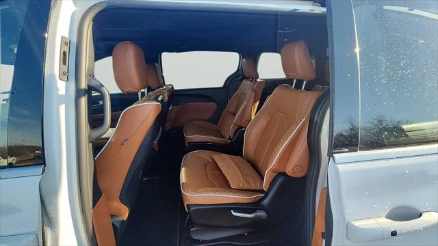 2025 Chrysler Pacifica Hybrid Pinnacle