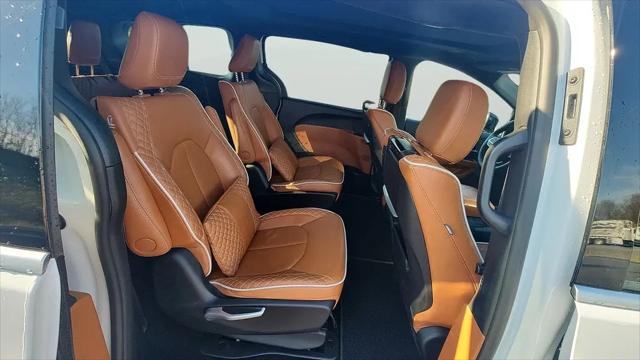 2025 Chrysler Pacifica Hybrid Pinnacle
