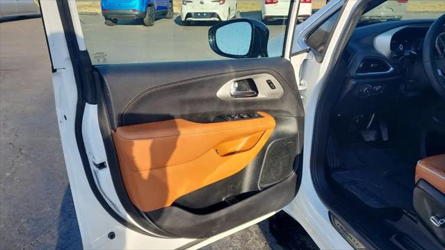 2025 Chrysler Pacifica Hybrid Pinnacle