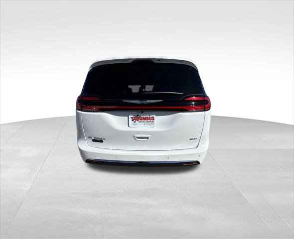 2026 Chrysler Pacifica Select AWD