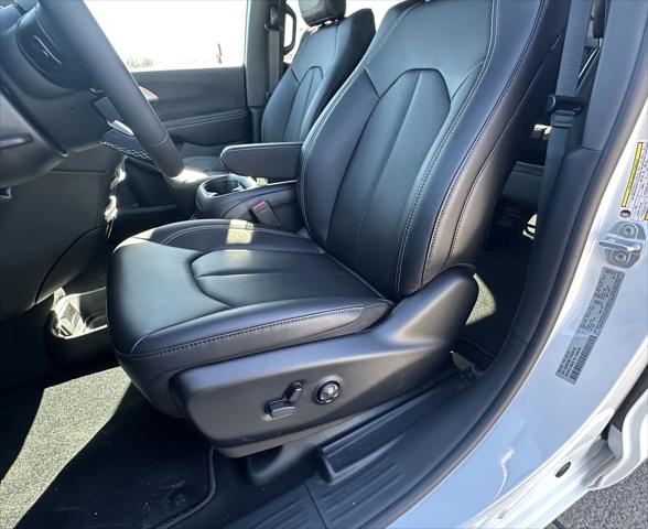 2026 Chrysler Pacifica Select AWD