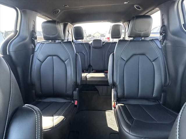 2026 Chrysler Pacifica Select AWD