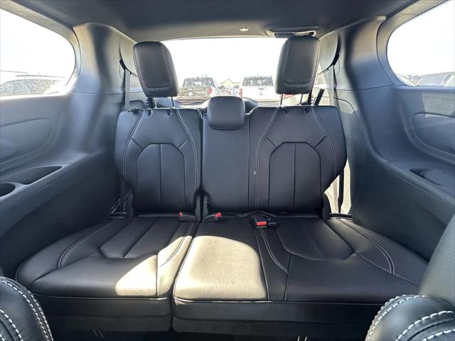 2026 Chrysler Pacifica Select AWD