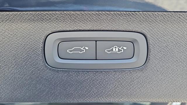 2026 Volvo XC90 Ultra Dark Theme, B6 AWD Gas (mild hybrid), Gasoline, 6 Seats