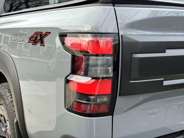 2025 Nissan Frontier Crew Cab PRO-4X 4x4 [9]