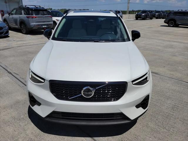 2026 Volvo XC40 Plus, B5 AWD Gas (mild hybrid), Dark