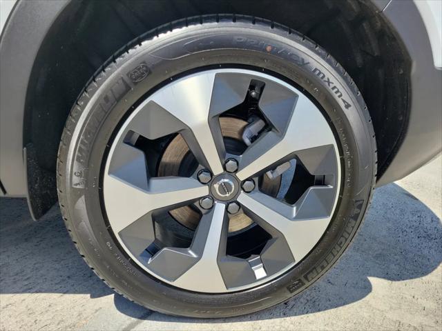 2026 Volvo XC40 Plus, B5 AWD Gas (mild hybrid), Dark