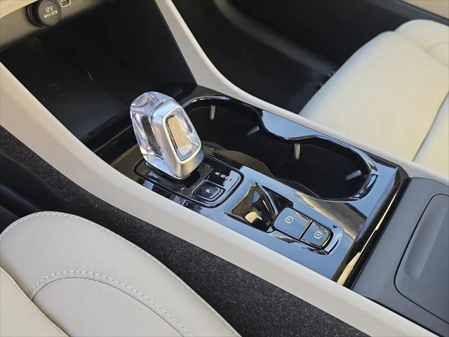 2026 Volvo XC40 Plus, B5 AWD Gas (mild hybrid), Dark