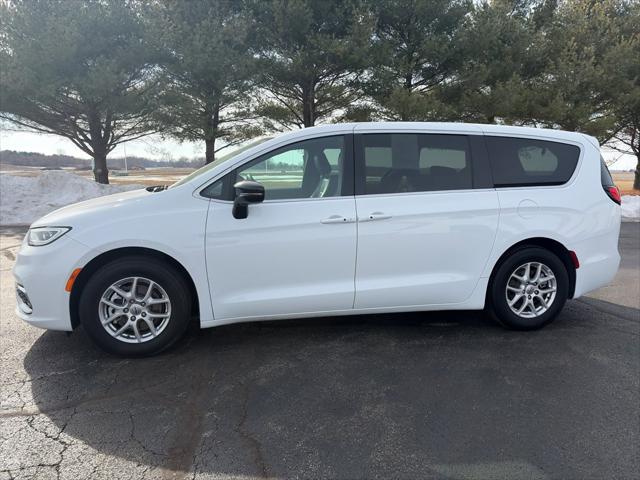 2025 Chrysler Pacifica Select for sale in Taylorville, IL