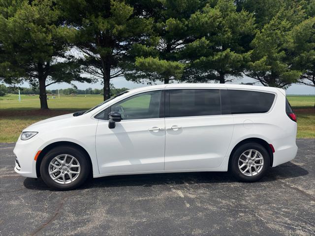 2025 Chrysler Pacifica Select for sale in Taylorville, IL