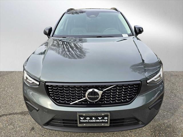 2026 Volvo XC40 Core, B5 AWD Gas (mild hybrid), Dark