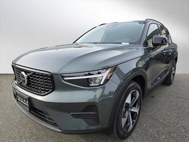 2026 Volvo XC40 Core, B5 AWD Gas (mild hybrid), Dark