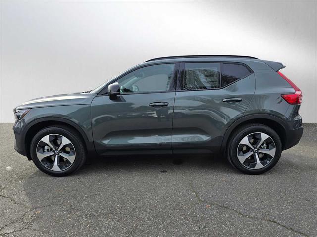 2026 Volvo XC40 Core, B5 AWD Gas (mild hybrid), Dark