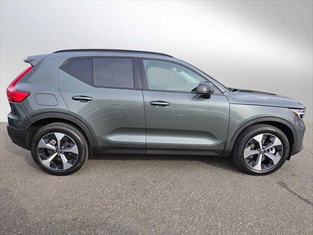 2026 Volvo XC40 Core, B5 AWD Gas (mild hybrid), Dark