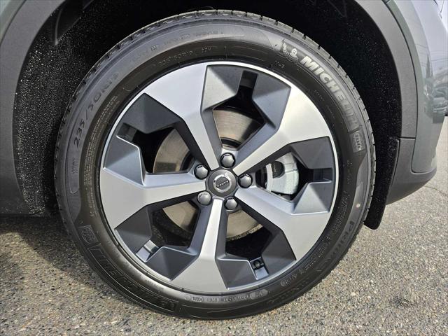 2026 Volvo XC40 Core, B5 AWD Gas (mild hybrid), Dark