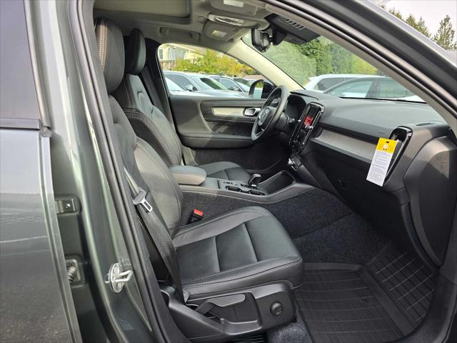 2026 Volvo XC40 Core, B5 AWD Gas (mild hybrid), Dark