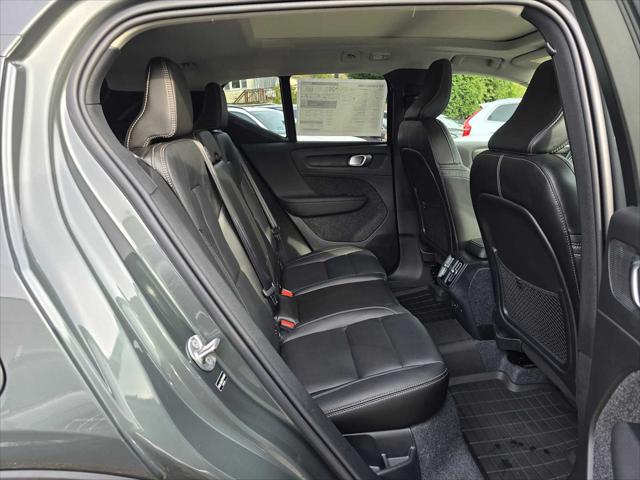 2026 Volvo XC40 Core, B5 AWD Gas (mild hybrid), Dark