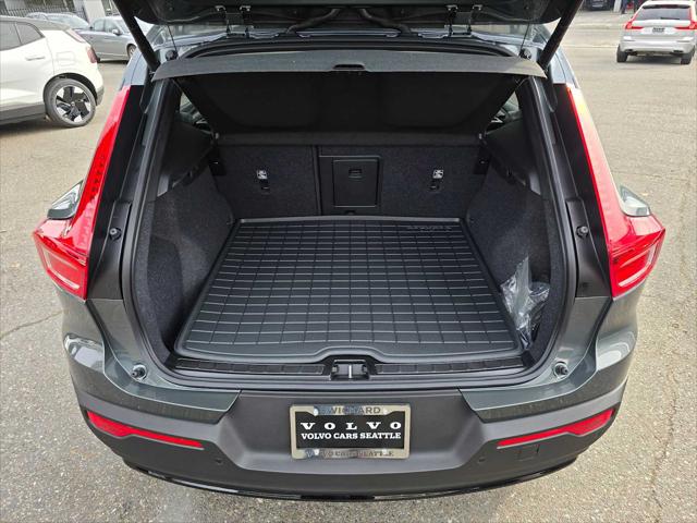 2026 Volvo XC40 Core, B5 AWD Gas (mild hybrid), Dark