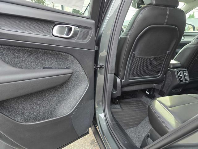 2026 Volvo XC40 Core, B5 AWD Gas (mild hybrid), Dark