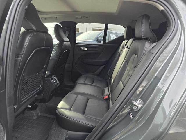 2026 Volvo XC40 Core, B5 AWD Gas (mild hybrid), Dark