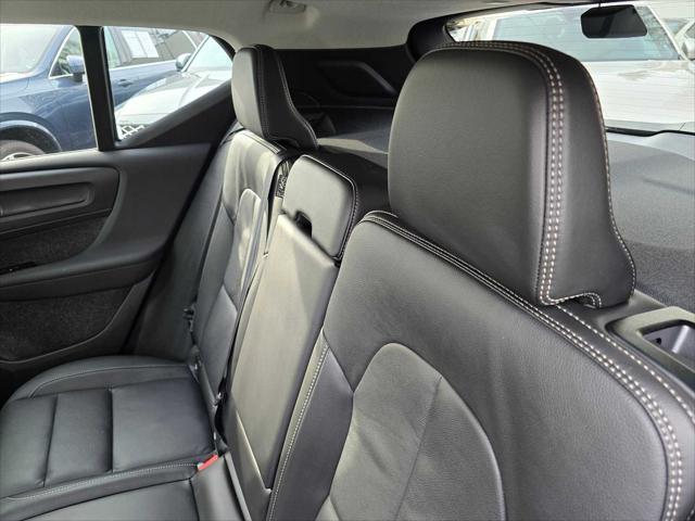 2026 Volvo XC40 Core, B5 AWD Gas (mild hybrid), Dark