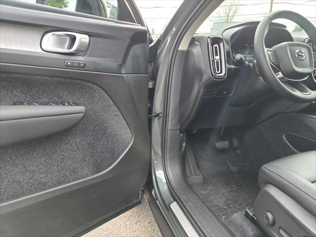 2026 Volvo XC40 Core, B5 AWD Gas (mild hybrid), Dark