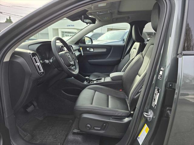 2026 Volvo XC40 Core, B5 AWD Gas (mild hybrid), Dark