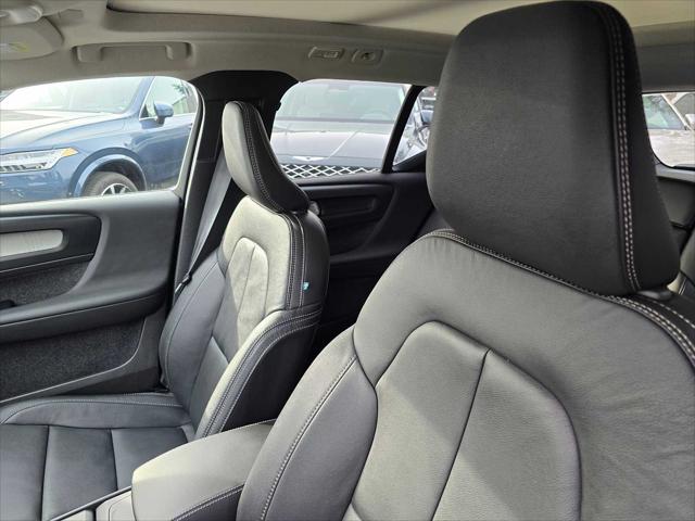 2026 Volvo XC40 Core, B5 AWD Gas (mild hybrid), Dark