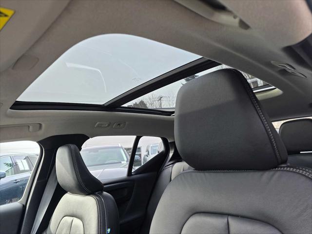 2026 Volvo XC40 Core, B5 AWD Gas (mild hybrid), Dark