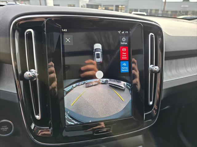 2026 Volvo XC40 Core, B5 AWD Gas (mild hybrid), Dark