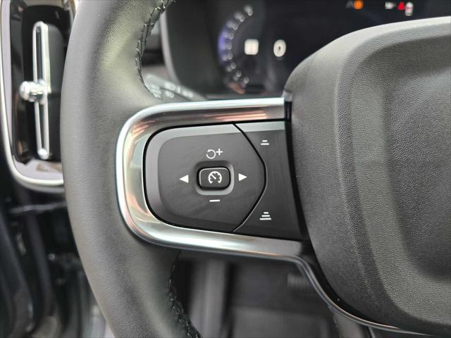 2026 Volvo XC40 Core, B5 AWD Gas (mild hybrid), Dark