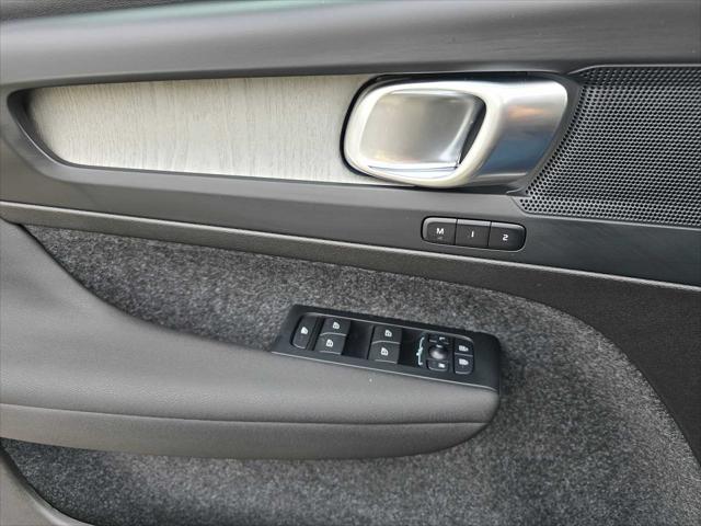 2026 Volvo XC40 Core, B5 AWD Gas (mild hybrid), Dark