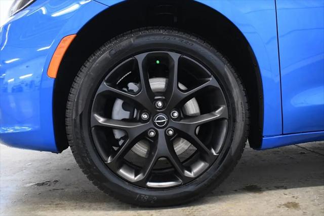2026 Chrysler Pacifica Select AWD