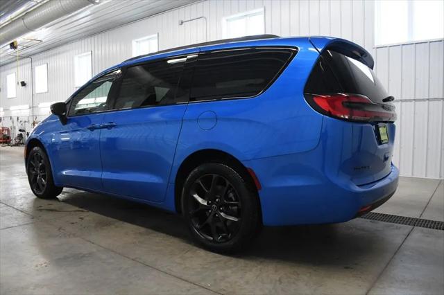 2026 Chrysler Pacifica Select AWD