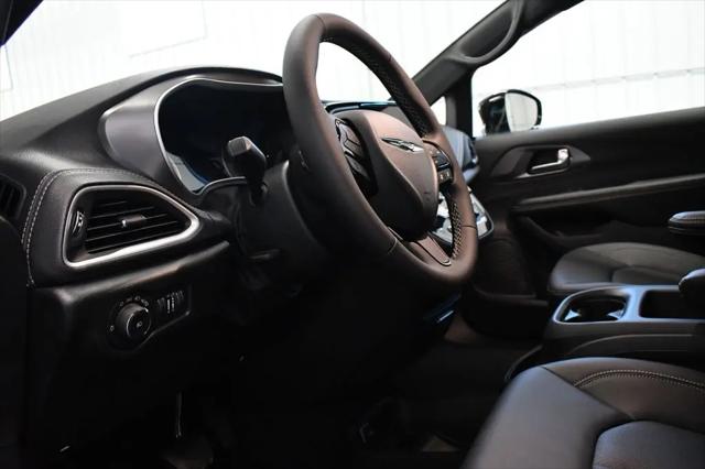 2026 Chrysler Pacifica Select AWD