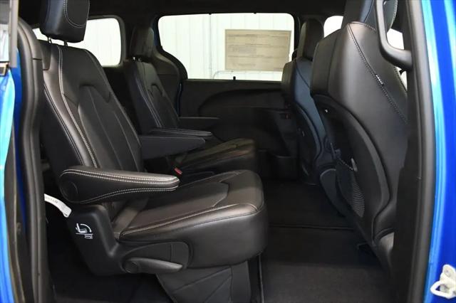 2026 Chrysler Pacifica Select AWD