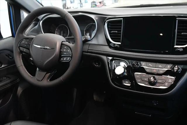 2026 Chrysler Pacifica Select AWD