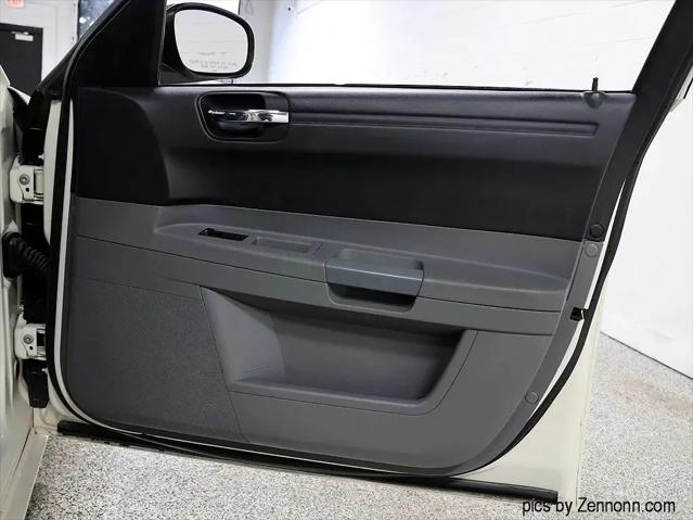 2005 Chrysler 300 Base
