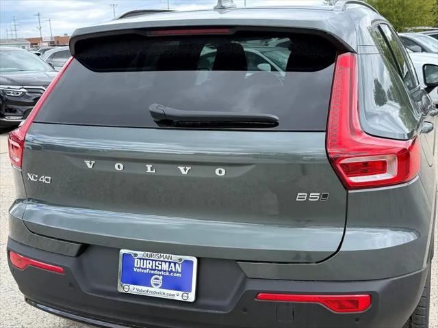 2026 Volvo XC40 Core, B5 AWD Gas (mild hybrid), Dark