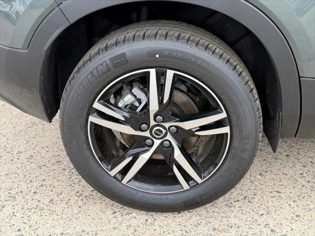 2026 Volvo XC40 Core, B5 AWD Gas (mild hybrid), Dark