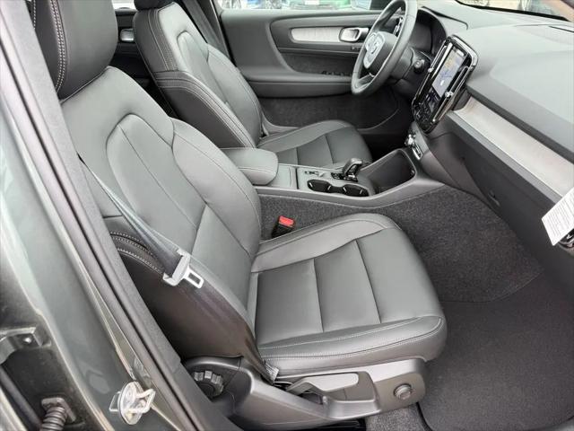 2026 Volvo XC40 Core, B5 AWD Gas (mild hybrid), Dark