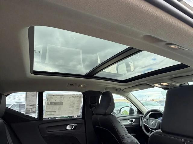 2026 Volvo XC40 Core, B5 AWD Gas (mild hybrid), Dark