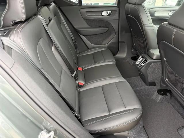 2026 Volvo XC40 Core, B5 AWD Gas (mild hybrid), Dark