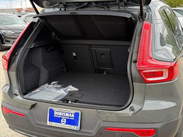 2026 Volvo XC40 Core, B5 AWD Gas (mild hybrid), Dark